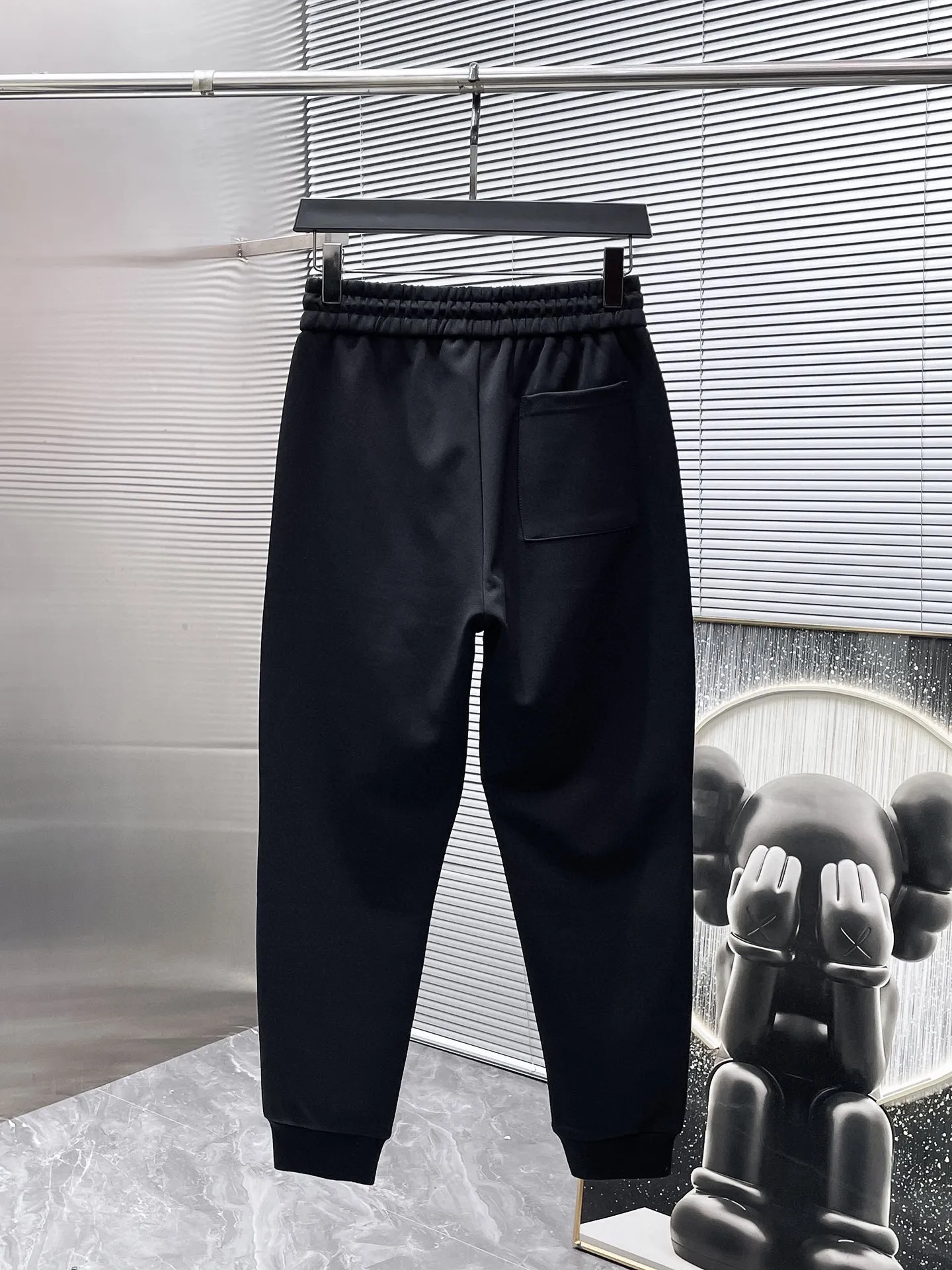 🅿️720 LV hot-selling suit is coming. Focus on the original version of the official website. 2025 new hot-selling cardigan suit. The original order is the best. 🇭🇰The meticulous work of top designers. It has a fitting and perfect upper body effect. All-natural high-quality Tencel Roman cotton 100%, close-fitting comfort, noble and elegant! Original hardware embodies elegance and nobility! Counter size: M-3XL (maximum wear up to 190 pounds)